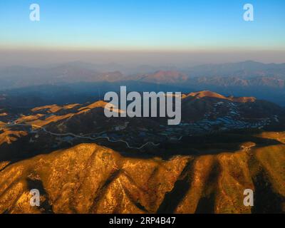 (181103) -- RONGSHUI, 3. Nov. 2018 -- Luftaufnahme vom 2. Nov. 2018 zeigt die Landschaft der Motianling-Wiesen während des Sonnenuntergangs im Yaogao Village im Rongshui Miao Autonomous County, südchinesische autonome Region Guangxi Zhuang. ) (Sxk) CHINA-GUANGXI-RONGSHUI-MEADOWS-SCENERY (CN) ZhouxHua PUBLICATIONxNOTxINxCHN Stockfoto