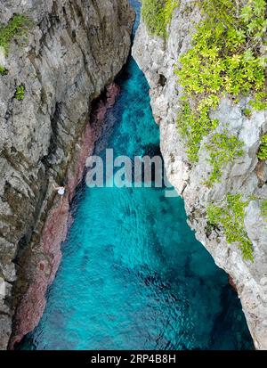 (181103) -- ALOFI, 3. November 2018 -- Foto aufgenommen am 31. Oktober 2018 zeigt eine Frau beim Klettern in Matapa Chasm, Niue. Niue, wie der Rock genannt wird, ist eine der größten Koralleninseln der Welt mit dramatischen Klippen, interessanten Höhlen und Abgründen, die von Meereslebewesen wimmeln. Besucher können Schnorcheln, Tauchen und Walbeobachtungen genießen. ) (rh) NIUE-ALOFI-SCENICS GuoxLei PUBLICATIONxNOTxINxCHN Stockfoto