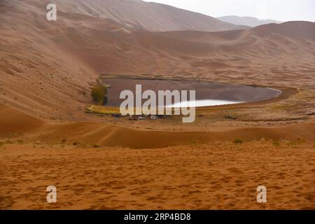 (181103) -- ARAXAN, 3. November 2018 -- Foto aufgenommen am 18. Oktober 2018 zeigt einen See in der Badain-Jaran-Wüste, Chinas drittgrößte Wüste, in Nordchinas autonomer Region Innere Mongolei. )(mcg) CHINA-INNERE MONGOLEI-BADAIN JARAN WÜSTE (CN) LixRenhu PUBLICATIONxNOTxINxCHN Stockfoto