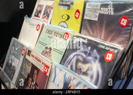 Edinburgh, Großbritannien - 28. August 2023: Nahaufnahme von Schallplatten zum Verkauf in einem Vintage-Laden. Stockfoto