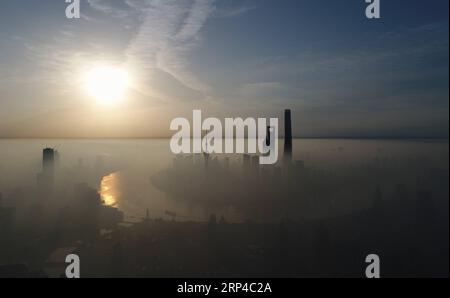 (181104) -- PEKING, 4. November 2018 -- Luftaufnahme vom 13. Mai 2017 zeigt das Lujiazui-Gebiet am frühen Morgen in Shanghai, Ostchina. ) XINHUA FOTO WÖCHENTLICHE AUSWAHL DingxTing PUBLICATIONxNOTxINxCHN Stockfoto