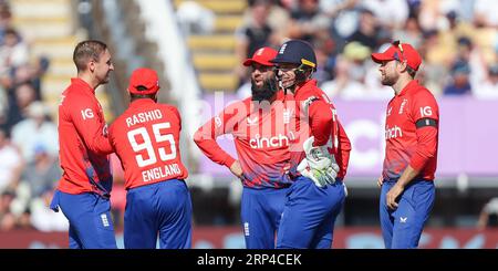 Birmingham, Großbritannien. September 2023. England feiert ein Wicket während des England Men vs New Zealand 3rd Vitality T20 International Match zwischen England und Neuseeland im Edgbaston Cricket Ground, Birmingham, England am 3. September 2023. Foto von Stuart Leggett. Nur redaktionelle Verwendung, Lizenz für kommerzielle Nutzung erforderlich. Keine Verwendung bei Wetten, Spielen oder Veröffentlichungen eines einzelnen Vereins/einer Liga/eines einzelnen Spielers. Credit: UK Sports Pics Ltd/Alamy Live News Stockfoto