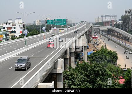 Die Fahrzeuge fahren auf dem ersten Expressway, nachdem sie am 3. September 3023 in Dhaka, Bangladesch, eröffnet wurden. Credit: Mamunur Rashid/Alamy Live News Stockfoto