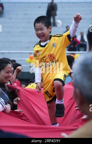 (181105) -- HANGZHOU, 5. November 2018 -- Ein Junge nimmt an einem Freizeitsportevent in einem Kindergarten in Hangzhou, ostchinesische Provinz Zhejiang, 5. November 2018 Teil. Das Herbstsportereignis fand hier am Montag mit einem Thema zu Bewegung, Fitness und Glück statt. ) (lmm) CHINA-ZHEJIANG-HANGZHOU-KINDERGARTENSPORT (CN) XuxYu PUBLICATIONxNOTxINxCHN Stockfoto