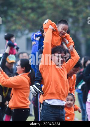 (181105) -- HANGZHOU, 5. November 2018 -- Eltern und Kinder nehmen an einem Freizeitsportevent in einem Kindergarten in Hangzhou, ostchinesische Provinz Zhejiang, 5. November 2018 Teil. Das Herbstsportereignis fand hier am Montag mit einem Thema zu Bewegung, Fitness und Glück statt. ) (lmm) CHINA-ZHEJIANG-HANGZHOU-KINDERGARTENSPORT (CN) XuxYu PUBLICATIONxNOTxINxCHN Stockfoto