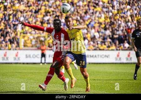 Brüssel, Belgien. September 2023. Antwerps Mandela Keita und Charles Vanhoutte von Union kämpfen um den Ball während eines Fußballspiels zwischen Royale Union Saint-Gilloise und Royal Antwerp FC am Sonntag, den 03. September 2023 in Brüssel, am Tag 06 der Saison 2023-2024 der „Jupiler Pro League“, der ersten Liga der belgischen Meisterschaft. BELGA PHOTO LAURIE DIEFFEMBACQ Credit: Belga News Agency/Alamy Live News Stockfoto