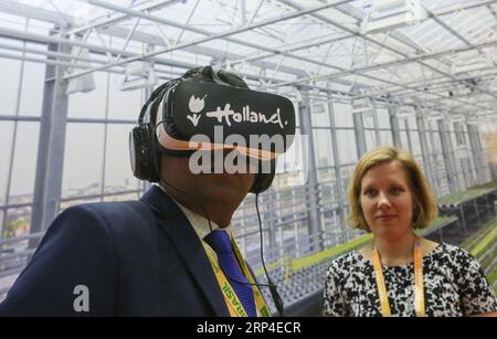 (181106) -- SHANGHAI, 6. November 2018 -- Ein Besucher versucht Ein VR-Set am Niederländischen Stand während der ersten China International Import Expo (CIIE) in Shanghai, Ostchina, 6. November 2018. Insgesamt 82 Länder und drei internationale Organisationen stellten ihre Erfolge in der Wirtschafts- und Handelsentwicklung sowie wettbewerbsfähige Produkte an 71 Ständen im Länderpavillon für Handel und Investitionen auf der CIIE vor. ) (IMPORT EXPO)CHINA-SHANGHAI-CIIE-COUNTRY PAVILION (CN) YINXGANG PUBLICATIONXNOTXINXCHN Stockfoto