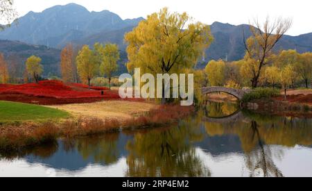 (181106) -- PEKING, 6. November 2018 (Xinhua) -- Foto aufgenommen am 5. November 2018 zeigt die Landschaft des Yanqi-Sees nach dem Regen in Peking, der Hauptstadt Chinas. (Xinhua/BU Xiangdong) CHINA-BEIJING-YANQI SEE-LANDSCHAFT(CN) PUBLICATIONxNOTxINxCHN Stockfoto