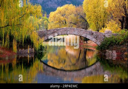 (181106) -- PEKING, 6. November 2018 (Xinhua) -- Foto aufgenommen am 5. November 2018 zeigt die Landschaft des Yanqi-Sees nach dem Regen in Peking, der Hauptstadt Chinas. (Xinhua/BU Xiangdong) CHINA-BEIJING-YANQI SEE-LANDSCHAFT(CN) PUBLICATIONxNOTxINxCHN Stockfoto