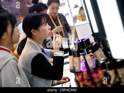 (181106) -- SHANGHAI, 6. November 2018 -- Ein Besucher versucht am Stand von L Oreal auf der ersten China International Import Expo (CIIE) in Shanghai, Ostchina, 6. November 2018, Make-up zu probieren. Mehr als 3.000 Unternehmen aus über 130 Ländern und Regionen nahmen an der CIIE Teil. ) (IMPORT EXPO)CHINA-SHANGHAI-CIIE-BUSINESS EXHIBITION (CN) CHENXFEI PUBLICATIONXNOTXINXCHN Stockfoto