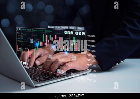 Geschäftsmann, der Computer für Investitionen, Investitionen und Finanzkonzepte verwendet Geschäftsmann, der Geld, Börse, Gewinn und Geschäftswachstum hält. Stockfoto