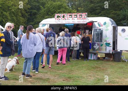 Die zweite Gärtner World Autumn Fair im Audley End House and Gardens, Saffron Walden, Essex. Warten Sie auf Getränke. Stockfoto