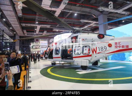 (181106) -- SHANGHAI, 6. November 2018 -- Besucher schauen sich den AW189-Hubschrauber des italienischen High-Tech-Unternehmens Leonardo Helicopter auf der ersten China International Import Expo (CIIE) in Shanghai, Ostchina, 6. November 2018 an. Die High-End Intelligent Equipment Exhibition Area auf der CIIE umfasst künstliche Intelligenz, industrielle Automatisierung und Roboter, digitale Fabriken, neue Energie-, Energie- und Elektrogeräte, Luft- und Raumfahrttechnologien und -Ausrüstung usw. und zieht viele Besucher an. ) (IMPORT EXPO)CHINA-SHANGHAI-CIIE-HIGH-END INTELLIGENT-EQUIPMENT (CN) DINGXTING PUBLICATIONXNOTXINXCHN Stockfoto
