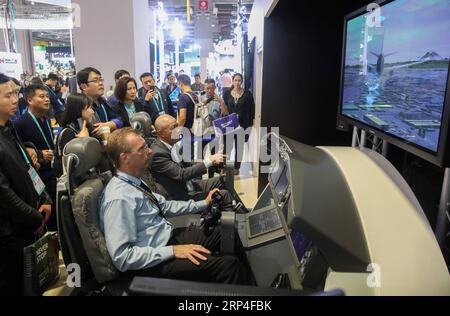 (181106) -- SHANGHAI, 6. November 2018 -- Ein Besucher erlebt Boeing-Pilotsimulator auf der ersten China International Import Expo (CIIE) in Shanghai, Ostchina, 6. November 2018. Die High-End Intelligent Equipment Exhibition Area auf der CIIE umfasst künstliche Intelligenz, industrielle Automatisierung und Roboter, digitale Fabriken, neue Energie-, Energie- und Elektrogeräte, Luft- und Raumfahrttechnologien und -Ausrüstung usw. und zieht viele Besucher an. ) (IMPORT EXPO)CHINA-SHANGHAI-CIIE-HIGH-END INTELLIGENT-EQUIPMENT (CN) DINGXTING PUBLICATIONXNOTXINXCHN Stockfoto