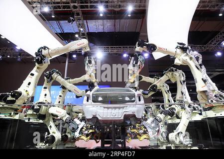 181106 -- SHANGHAI, 6. November 2018 -- Robotic Arms der japanischen Fertigungsfirma Nachi-Fujikoshi Corp. Simulieren die Montage eines Autos auf der ersten China International Import Expo CIIE in Shanghai, Ostchina, 6. November 2018. Die High-End Intelligent Equipment Exhibition Area auf der CIIE umfasst künstliche Intelligenz, industrielle Automatisierung und Roboter, digitale Fabriken, neue Energie-, Energie- und Elektrogeräte, Luft- und Raumfahrttechnologien und -Ausrüstung usw. und zieht viele Besucher an. IMPORTIEREN SIE EXPOCHINA-SHANGHAI-CIIE-HIGH-END INTELLIGENT-EQUIPMENT CN DINGXTING PUBLICATIONXNOTXINXCHN Stockfoto