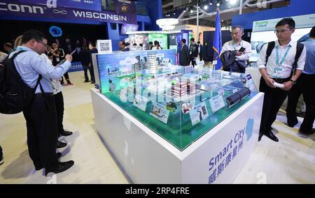 (181107) -- SHANGHAI, 7. Nov. 2018 -- Besucher sehen das Modell des Sponge City Systems auf der ersten China International Import Expo (CIIE) in Shanghai, Ostchina, 7. Nov. 2018. ) Xinhua-Schlagzeilen: Amerikanische Unternehmen begehren auf der Importmesse WangxJianhua PUBLICATIONxNOTxINxCHN den aufkeimenden chinesischen Markt Stockfoto