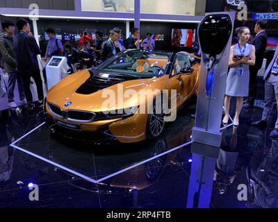 (181107) -- SHANGHAI, 7. Nov. 2018 -- Besucher schauen sich BMW i8 Plug-in Hybrid Sportwagen auf der ersten China International Import Expo in Shanghai, Ostchina, 7. Nov. 2018 an. ) (wyl) (IMPORT EXPO)CHINA-SHANGHAI-CIIE-AUTOMOBILE (CN) NiuxXiaolei PUBLICATIONxNOTxINxCHN Stockfoto