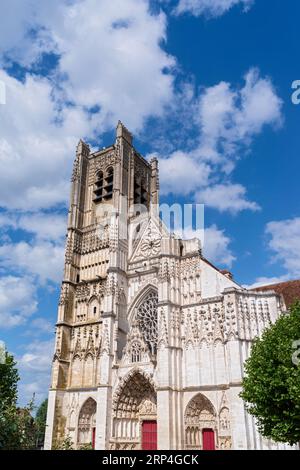 Vordereingang und Glockenturm der gotischen Kathedrale saint etienne in auxerre frankreich Stockfoto