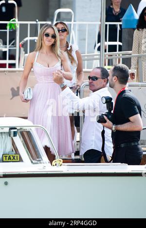 Venedig, Italien. September 2023. Sydney Sweeney verlässt das Casino während des 80. Venice Film Festival (Mostra) in Venedig, Italien am 3. September 2023. Foto von Aurore Marechal/ABACAPRESS.COM Credit: Abaca Press/Alamy Live News Stockfoto