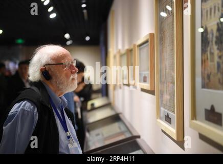 (181108) -- FUZHOU, 8. November 2018 -- eine australische Besucherausstellung in einer historischen Archiv- und Dokumentationsausstellung auf der Seidenstraße, die am 8. November 2018 im Fujian Provincial Archives in Fuzhou, der Hauptstadt der südöstlichen chinesischen Provinz Fujian, stattfindet. ) (Sxk) CHINA-FUJIAN-SILK ROAD-HISTORIC ARCHIVE EXHIBITION (CN) LinxShanchuan PUBLICATIONxNOTxINxCHN Stockfoto