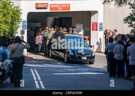 (181109) -- THOUSAND OAKS, 9. November 2018 -- die Menschen ehren Sergent Ron Helus, der in Konfrontation mit dem Schützen getötet wurde, im Los Robles Medical Center in Ventura County, Kalifornien, USA, am 8. November 2018. Ein Veteran der US-Marine eröffnete in einer überfüllten Bar, die bei Studenten im Bundesstaat Kalifornien beliebt ist, das Feuer und tötete 12 Menschen, darunter einen Sheriff-Deputy, sagte die Polizei am Donnerstag bei den jüngsten Massenschießarbeiten, die das Land schockierten. )(zhf) U.S.-CALIFORNIA-BAR-SHOOTING-TRAUER QianxWeizhong PUBLICATIONxNOTxINxCHN Stockfoto