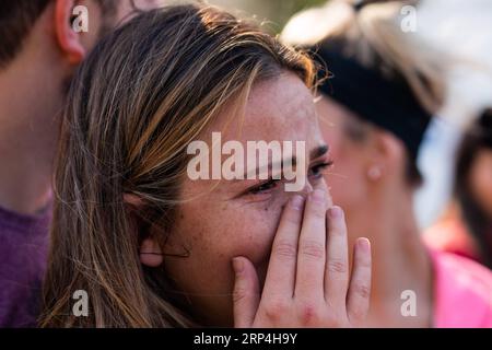 (181109) -- THOUSAND OAKS, 9. Nov. 2018 -- Ein Verwandter des Opfers trauert um den Tod von Bar-Schießereien im Los Robles Medical Center in Ventura County, Kalifornien, USA, am 8. Nov. 2018. Ein Veteran der US-Marine eröffnete in einer überfüllten Bar, die bei Studenten im Bundesstaat Kalifornien beliebt ist, das Feuer und tötete 12 Menschen, darunter einen Sheriff-Deputy, sagte die Polizei am Donnerstag bei den jüngsten Massenschießarbeiten, die das Land schockierten. )(zhf) U.S.-CALIFORNIA-BAR-SHOOTING-TRAUER QianxWeizhong PUBLICATIONxNOTxINxCHN Stockfoto