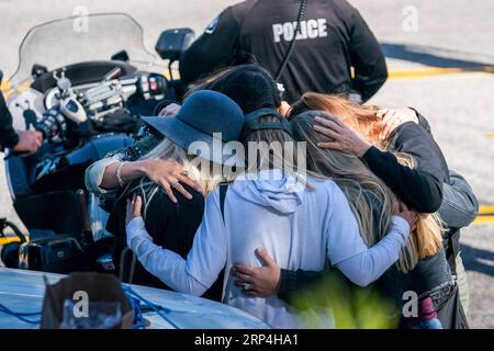 (181109) -- THOUSAND OAKS, 9. Nov. 2018 -- Angehörige von Opfern trauern um den Tod von Bar-Schießereien im Los Robles Medical Center in Ventura County, Kalifornien, USA, am 8. Nov. 2018. Ein Veteran der US-Marine eröffnete in einer überfüllten Bar, die bei Studenten im Bundesstaat Kalifornien beliebt ist, das Feuer und tötete 12 Menschen, darunter einen Sheriff-Deputy, sagte die Polizei am Donnerstag bei den jüngsten Massenschießarbeiten, die das Land schockierten. )(zhf) U.S.-CALIFORNIA-BAR-SHOOTING-TRAUER QianxWeizhong PUBLICATIONxNOTxINxCHN Stockfoto