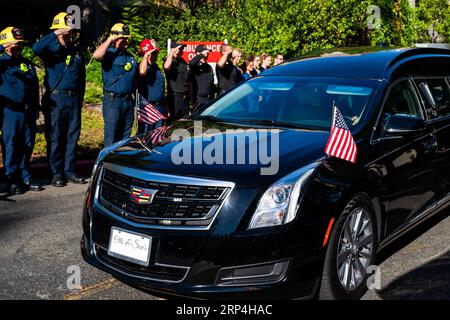 (181109) -- THOUSAND OAKS, 9. November 2018 -- die Menschen ehren Sergent Ron Helus, der in Konfrontation mit dem Schützen getötet wurde, im Los Robles Medical Center in Ventura County, Kalifornien, USA, am 8. November 2018. Ein Veteran der US-Marine eröffnete in einer überfüllten Bar, die bei Studenten im Bundesstaat Kalifornien beliebt ist, das Feuer und tötete 12 Menschen, darunter einen Sheriff-Deputy, sagte die Polizei am Donnerstag bei den jüngsten Massenschießarbeiten, die das Land schockierten. )(zhf) U.S.-CALIFORNIA-BAR-SHOOTING-TRAUER QianxWeizhong PUBLICATIONxNOTxINxCHN Stockfoto