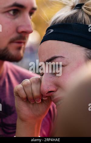 (181109) -- THOUSAND OAKS, 9. Nov. 2018 -- Angehörige von Opfern trauern um den Tod von Bar-Schießereien im Los Robles Medical Center in Ventura County, Kalifornien, USA, am 8. Nov. 2018. Ein Veteran der US-Marine eröffnete in einer überfüllten Bar, die bei Studenten im Bundesstaat Kalifornien beliebt ist, das Feuer und tötete 12 Menschen, darunter einen Sheriff-Deputy, sagte die Polizei am Donnerstag bei den jüngsten Massenschießarbeiten, die das Land schockierten. )(zhf) U.S.-CALIFORNIA-BAR-SHOOTING-TRAUER QianxWeizhong PUBLICATIONxNOTxINxCHN Stockfoto