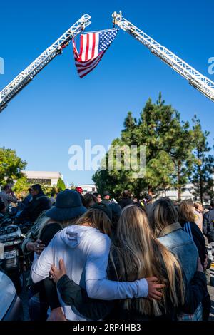 (181109) -- THOUSAND OAKS, 9. Nov. 2018 -- Angehörige von Opfern trauern um den Tod von Bar-Schießereien im Los Robles Medical Center in Ventura County, Kalifornien, USA, am 8. Nov. 2018. Ein Veteran der US-Marine eröffnete in einer überfüllten Bar, die bei Studenten im Bundesstaat Kalifornien beliebt ist, das Feuer und tötete 12 Menschen, darunter einen Sheriff-Deputy, sagte die Polizei am Donnerstag bei den jüngsten Massenschießarbeiten, die das Land schockierten. )(zhf) U.S.-CALIFORNIA-BAR-SHOOTING-TRAUER QianxWeizhong PUBLICATIONxNOTxINxCHN Stockfoto