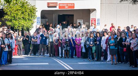 (181109) -- THOUSAND OAKS, 9. November 2018 -- die Menschen ehren Sergent Ron Helus, der in Konfrontation mit dem Schützen getötet wurde, im Los Robles Medical Center in Ventura County, Kalifornien, USA, am 8. November 2018. Ein Veteran der US-Marine eröffnete in einer überfüllten Bar, die bei Studenten im Bundesstaat Kalifornien beliebt ist, das Feuer und tötete 12 Menschen, darunter einen Sheriff-Deputy, sagte die Polizei am Donnerstag bei den jüngsten Massenschießarbeiten, die das Land schockierten. )(zhf) U.S.-CALIFORNIA-BAR-SHOOTING-TRAUER QianxWeizhong PUBLICATIONxNOTxINxCHN Stockfoto