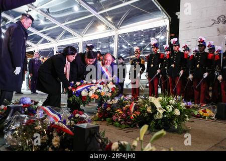 (181110) -- PARIS, 10. November 2018 -- der chinesische Botschafter in Frankreich Zhai Jun (3. L) und Mitglied der französischen Nationalversammlung Buon Tan (4. L) legten den Kranz, um den Asiaten auf dem französischen Territorium zu gedenken, die während des Ersten Weltkriegs in der Nähe des Grabes des unbekannten Soldaten unter dem Triumphbogen in Paris, Frankreich, geopfert wurden. Nov. 2018. Die Zeremonie wurde zum Gedenken an die Asiaten abgehalten, die aus China, Kambodscha, Indien, Laos, Nepal, Vietnam und so weiter, für ihren Kampf auf dem Schlachtfeld oder die Teilnahme an den Kriegsanstrengungen zwischen 1914 und 1918. ) (yg) FRANKREICH-PARIS-WWI-ASIATEN-TRIBUT ZhengxHuans Stockfoto