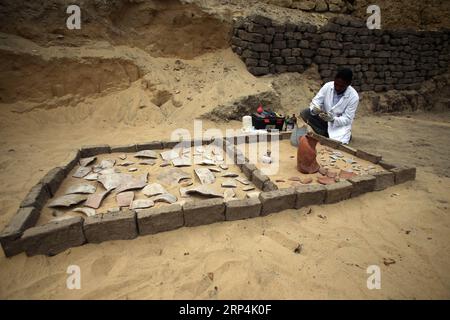 (181110) -- GIZA (ÄGYPTEN), 10. November 2018 -- ein Archäologe arbeitet am 10. November 2018 in Sakkara Necropolis, Provinz Giza, Ägypten. Der ägyptische Antikenminister Khaled al-Anany gab am Samstag die Entdeckung von sieben pharaonischen Gräbern in der Nekropole von Sakkara bekannt. ÄGYPTEN-GIZEH-PHARAONISCHE GRÄBER-ENTDECKUNG AhmedxGomaa PUBLICATIONxNOTxINxCHN Stockfoto