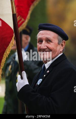 (181111) -- PARIS, 11. November 2018 -- Ein Veteran nimmt an einer Zeremonie zum 100. Jahrestag des Endes des Ersten Weltkriegs Teil, in der Nähe der Stadt Compiegne, Frankreich, 10. November 2018. Der französische Präsident Emmanuel Macron und die deutsche Bundeskanzlerin Angela Merkel schlossen sich am Samstag bei einer feierlichen gemeinsamen Zeremonie an einer historischen Stätte in einem Gelübde des Friedens und der Einheit die Hände. (lrz) FRANKREICH-COMPIEGNE-DEUTSCHLAND-WWI-100 Jahre ZhengxHuansong PUBLICATIONxNOTxINxCHN Stockfoto