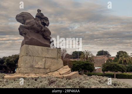 Denkmal für Giuseppe Garibaldi (1929) von Leonardo Bistolfi, mit der Festung Priamar im Hintergrund bei Sonnenuntergang, Savona, Ligurien, Italien Stockfoto