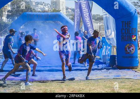 (181111) -- KAPSTADT, 11. November 2018 -- Menschen nehmen an der Farbserie Teil - der glücklichste 5K der Welt in Kapstadt, Südafrika, 10. November 2018. ) (SP)SOUTH AFRICA-CAPE CITY-COLOR-LAUF FREDXBARKER PUBLICATIONXNOTXINXCHN Stockfoto