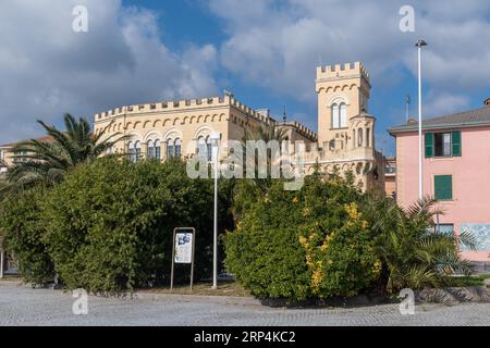 Neogotische Villa, bekannt als „das Schloss“, erbaut 1885 an der Küste des berühmten Touristenresorts Albissola Marina, Savona, Ligurien, Italien Stockfoto