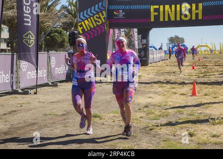 (181111) -- KAPSTADT, 11. November 2018 -- Menschen nehmen an der Farbserie Teil - der glücklichste 5K der Welt in Kapstadt, Südafrika, 10. November 2018. ) (SP)SOUTH AFRICA-CAPE CITY-COLOR-LAUF FREDXBARKER PUBLICATIONXNOTXINXCHN Stockfoto