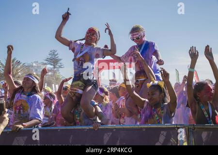 (181111) -- KAPSTADT, 11. November 2018 -- Menschen nehmen an der Farbserie Teil - der glücklichste 5K der Welt in Kapstadt, Südafrika, 10. November 2018. ) (SP)SOUTH AFRICA-CAPE CITY-COLOR-LAUF FREDXBARKER PUBLICATIONXNOTXINXCHN Stockfoto