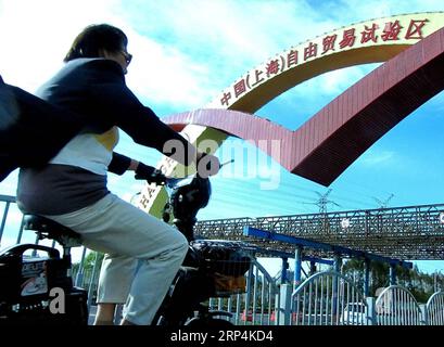 (181111) -- PEKING, 11. November 2018 (Xinhua) -- Ein Radfahrer fährt am Eingang zur China (Shanghai) Pilot Free Trade Zone in Shanghai, Ostchina, 26. September 2013. (Xinhua/ ) (zwx) Shanghai CHINA PUBLICATIONxNOTxINxCHN - ZUMA XxjpbeE000936 20181111 TPPFN0A001 Copyright: XChenxFeix Stockfoto