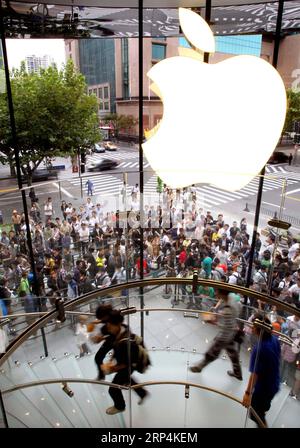 (181111) -- PEKING, 11. November 2018 -- Menschen betreten einen Apple Store in Shanghai, Ostchina, 25. September 2010. Fan Jun) (zwx) Xinhua Schlagzeilen: 1978-2018: Chinas Importgeschichte durch die Linse Fanjun PUBLICATIONxNOTxINxCHN Stockfoto