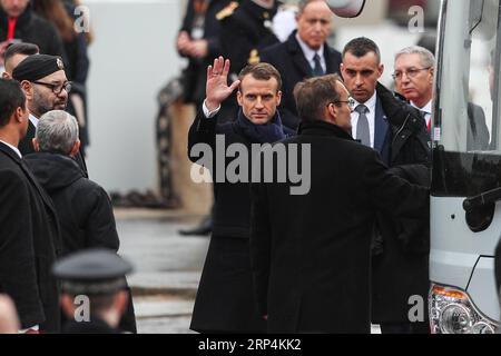 (181111) -- PARIS, 11. November 2018 -- der französische Präsident Emmanuel Macron weht nach der Zeremonie zum 100. Jahrestag des Endes des Ersten Weltkriegs in Paris, Frankreich, 11. November 2018. )(dh) FRANCE-PARIS-WWI-MEMORATION ZhengxHuansong PUBLICATIONxNOTxINxCHN Stockfoto