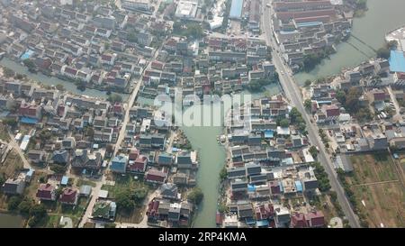 (181111) -- NANJING, 11. November 2018 -- Luftaufnahme, aufgenommen am 23. Oktober 2018, zeigt die Stadt Qidu im Bezirk Wujiang von Suzhou in der ostchinesischen Provinz Jiangsu. Die Gesamtzahl der privaten Unternehmen im Bezirk Wujiang hat 60.000, und das gesamte registrierte Kapital beträgt über 310 Milliarden Yuan (44,57 Milliarden USD). ) (Gxn) CHINA-JIANGSU-PRIVATE ENTERPRISES (CN) JixChunpeng PUBLICATIONxNOTxINxCHN Stockfoto