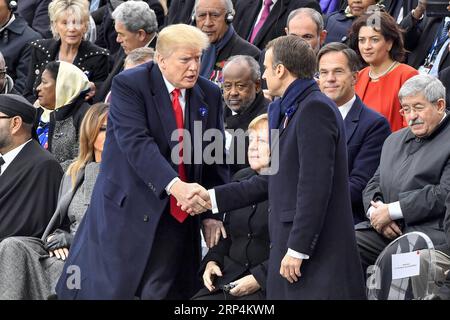 (181111) -- PARIS, 11. November 2018 -- der französische Präsident Emmanuel Macron (R, Front) gibt während einer Zeremonie anlässlich des hundertsten Jahrestages des Waffenstillstands des Ersten Weltkriegs in Paris, Frankreich, am 11. November 2018 die Hände an US-Präsident Donald Trump. ) FRANKREICH-PARIS-WWI-GEDENKEN ChenxYichen PUBLICATIONxNOTxINxCHN Stockfoto