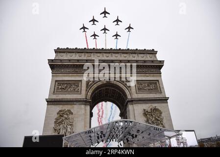 (181111) -- PARIS, 11. November 2018 -- das Kunstflugteam Patrouille de France tritt während einer Zeremonie anlässlich des hundertsten Jahrestages des Waffenstillstands des Ersten Weltkriegs in Paris, Frankreich, am 11. November 2018 auf. ) FRANKREICH-PARIS-WWI-GEDENKEN ChenxYichen PUBLICATIONxNOTxINxCHN Stockfoto