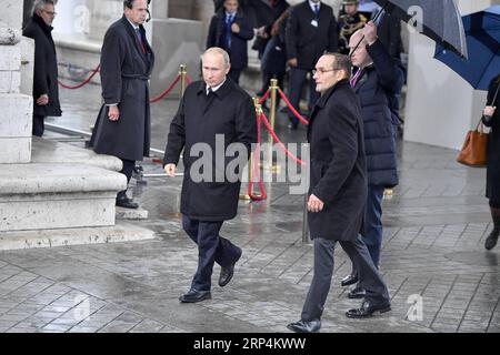 (181111) -- PARIS, 11. November 2018 -- der russische Präsident Wladimir Putin (L, Front) nimmt an einer Zeremonie zum hundertsten Jahrestag des Waffenstillstands des Ersten Weltkriegs in Paris, Frankreich, am 11. November 2018 Teil. ) FRANKREICH-PARIS-WWI-GEDENKEN ChenxYichen PUBLICATIONxNOTxINxCHN Stockfoto