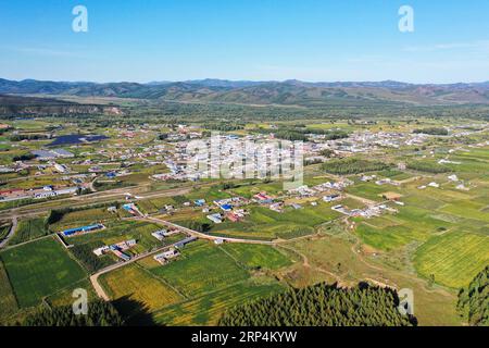 (230903) -- ARXAN, 3. September 2023 (Xinhua) -- dieses Luftbild vom 2. September 2023 zeigt die Landschaft des Dorfes Xikou in Arxan der Scharganliga, Nordchinas Autonome Region Innere Mongolei. Arxan, am südwestlichen Fuß der Dahinggan Mountains und an der Kreuzung von vier großen Graslandschaften gelegen, ist ein zunehmend beliebtes Touristenziel.der Tourismusmarkt in der Inneren Mongolei boomt 2023. Von Januar bis Juli erhielt die Region 124 Millionen einheimische Touristen, was einem Rekordumsatz von 176,22 Milliarden Yuan (24,48 Milliarden US-Dollar) entspricht. (Xinhua/Li Zhipeng) Stockfoto