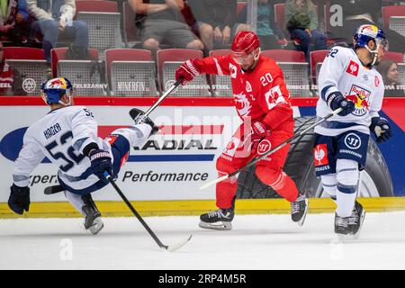 Trinec, Tschechische Republik. September 2023. L-R Patrick Hager (München), Petr Vrana (Trinec) und Chris DeSousa (München) in der Champions Hockey League, Runde 2, treffen HC Ocelari Trinec gegen EHC Red Bull Munchen (München) am 3. September 2023 in Trinec, Tschechische Republik. Quelle: Vladimir Prycek/CTK Photo/Alamy Live News Stockfoto