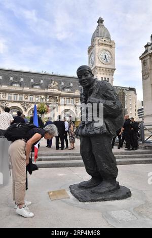 (181112) -- PEKING, 12. November 2018 -- Ein Fußgänger blickt auf eine Bronzestatue, die an chinesische Arbeiter im Ersten Weltkrieg in Paris, Frankreich, am 20. September 2018 erinnert. ) (lrz) Xinhua Schlagzeilen: Ungesungene Helden des Ersten Weltkriegs -- chinesische Arbeiter ChenxYichen PUBLICATIONxNOTxINxCHN Stockfoto