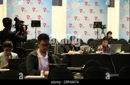 (181112) -- SINGAPUR, 12. November 2018 -- Reporter arbeiten am Medienzentrum im Suntec Singapore Convention & Exhibition Centre in Singapur am 12. November 2018. ) (wtc) SINGAPUR-ASEAN SUMMIT-SUNTEC CENTRE LixGang PUBLICATIONxNOTxINxCHN Stockfoto